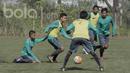 Pemain seleksi Timnas Indonesia U-16, Fadilah Nur, berusaha melewati pemain. Pengumuman hasil seleksi di hari terakhir yaitu tanggal 30 Maret 2017. (Bola.com/M Iqbal Ichsan)