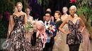 Desainer Sebastian Gunawan bersama model saat menampilkan busana bertema "A Midsummer Night's Dream" di Jakarta, Kamis (19/11). Tian Gunawan terinspirasi dari karya sastrawan William Shakespear. (Liputan6.com/Herman Zakharia)