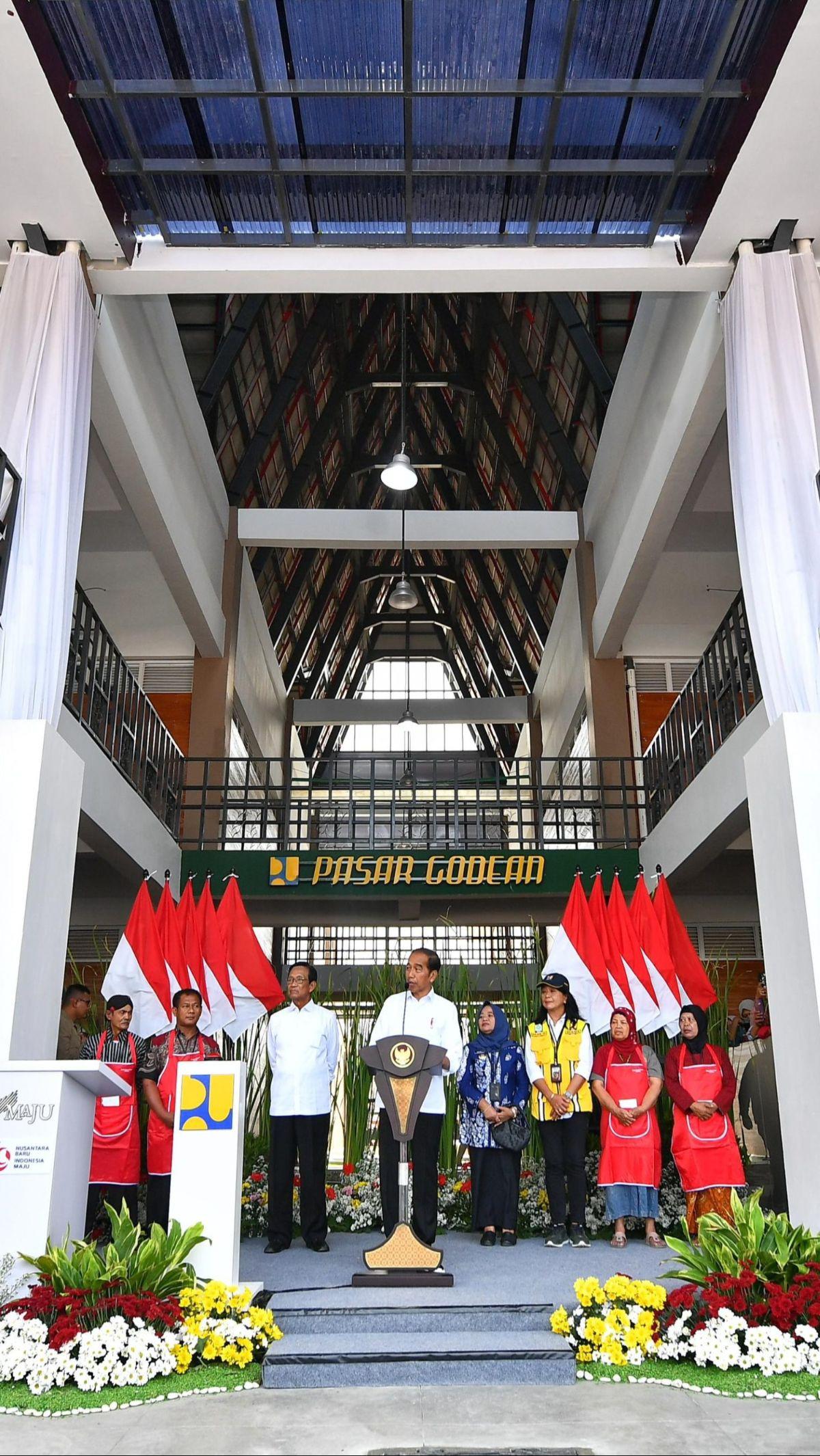 Pada kesempatan tersebut Jokowi tampak didampingi Sultan Hamengkubuwono X.&nbsp;Foto: BPMI Setpres