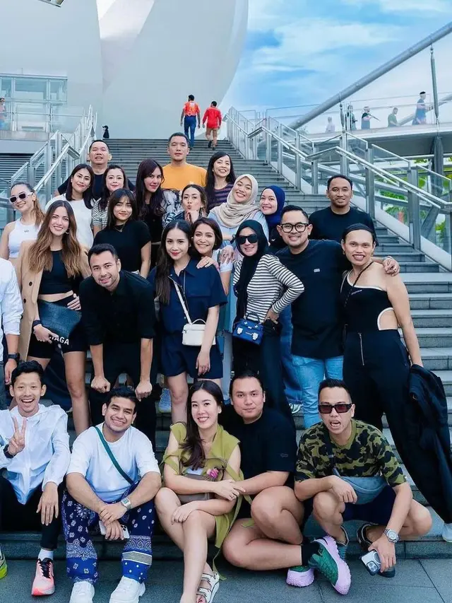 Potret Nia Ramadhani dan Glow Squad (Instagram/@ramadhaniabakrie)
