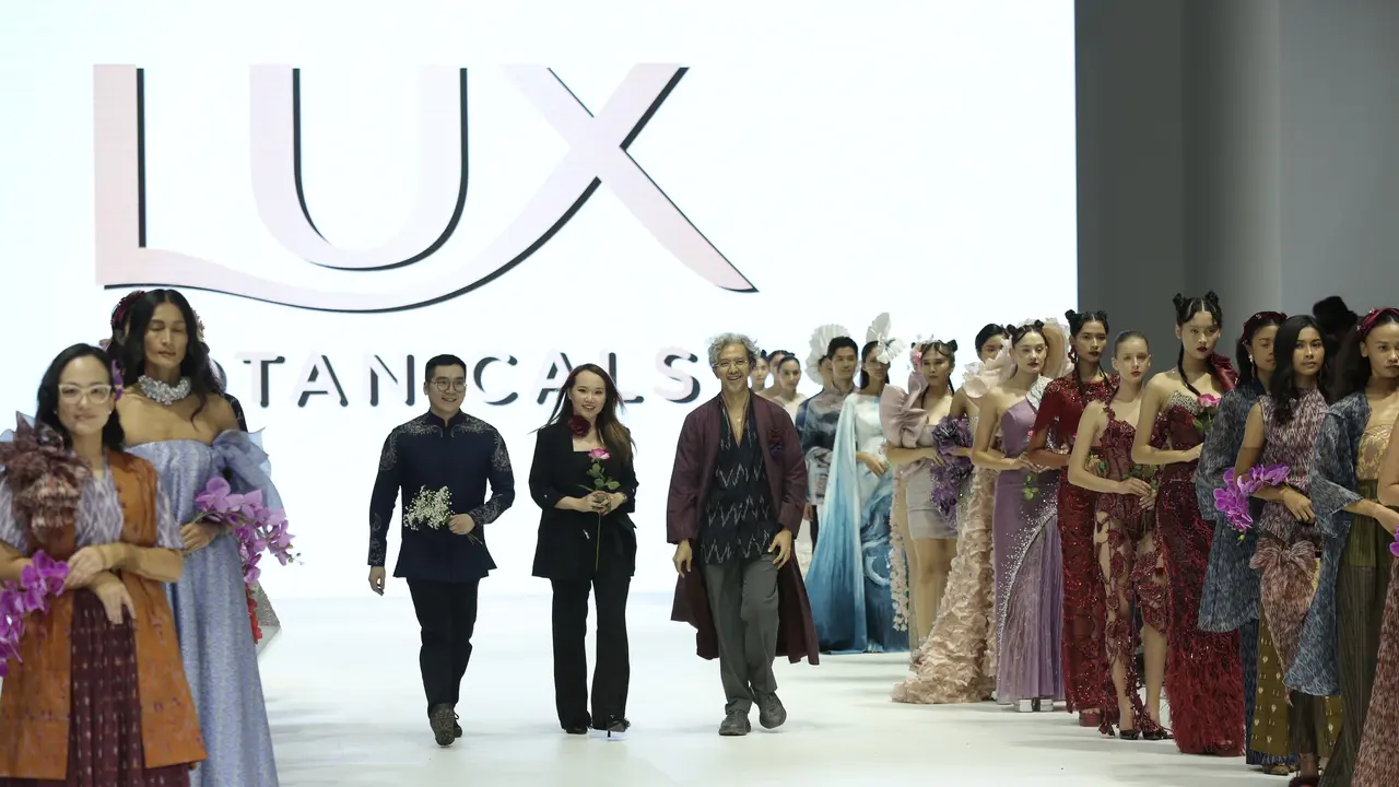 Presentasi Magis Aroma Parfum Mahal dari Albert Yanuar, Lisa Ju, dan Didiet Maulana di Jakarta Fashion Week 2024