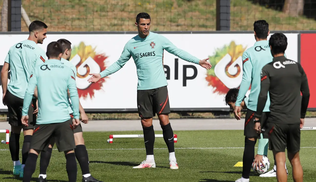 Penyerang Portugal, Cristiano Ronaldo saat mengikuti sesi latihan tim di Oeiras, luar Lisbon, Kamis (3/6/2021). Portugal akan menghadapi Spanyol dalam pertandingan persahabatan internasional pada Sabtu (5/6/2021). (AP Photo/Armando Franca)