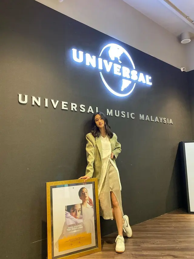 lagu Tak Ingin Usai dari Keisya Levronka juga mendapat sebuah plakat atas pencapaian single-nya di Malaysia. (instagram.com/levihavron)
