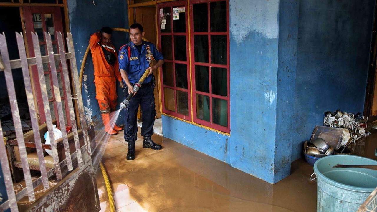 FOTO: Potret Warga Berjibaku Bersihkan Sampah dan Lumpur Sisa Banjir, Petugas Pemadam Ikut Turun Tangan