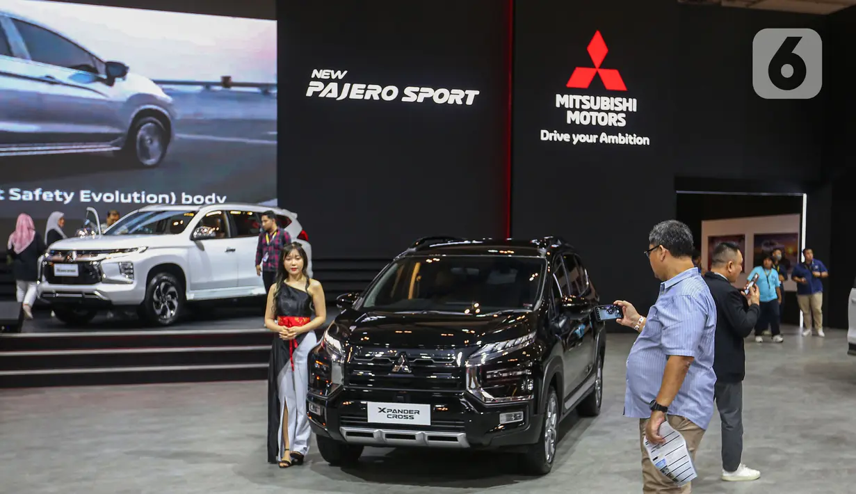 Pengunjung GIIAS 2024 bisa dapat langsung bertualang melihat-lihat Mitsubishi All New Triton dan New Pajero Sport yang dipamerkan di panggung utama booth Mitsubishi Motors. (Liputan6.com/Angga Yuniar)