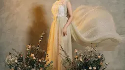 Melisa mengenakan gaun berwarna broken white sehingga nampak keemasan ketika tersorot oleh lampu berwarna kuning. Gaun ini pun membuat Melisa nampak bak dewi dari Yunani. (Liputan6.com/IG/winstongomez)