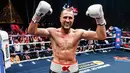 Petinju Rusia Sergey Kovalev merayakan kemenangannya atas petinju Inggris Anthony Yarde dalam pertarungan gelar juara kelas berat ringan WBO di Chelyabinsk, Rusia, Sabtu (24/8/2019). Kovalev merobohkan Yarde lewat KO di ronde 11. (AP Photo/Anton Basanayev)