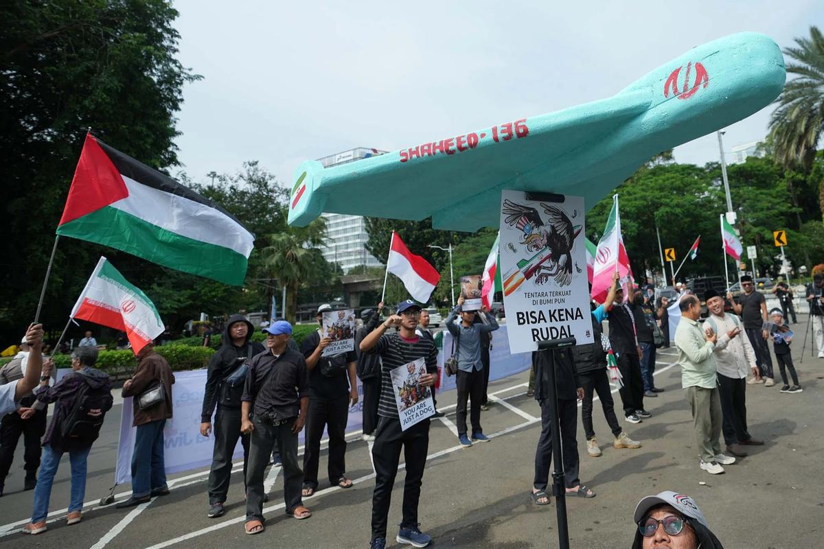 FOTO: Massa Aksi di Kedubes Amerika Serikat Mengecam Serangan ke Iran