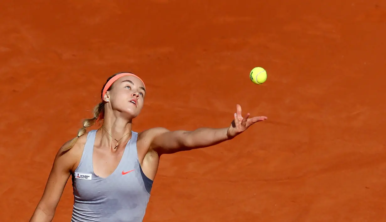 Petenis Slovakia Anna Karolina Schmiedlova menservis bola saat bertanding melawan petenis Jepang Naomi Osaka pada babak putaran pertama turnamen tenis Prancis Terbuka di stadion Roland Garros, Paris (28/5/2019). Naomi Osaka menang tiga set, 0-6, 7-6 (7-4), 6-1. (Reuters/Christian Hartmann)