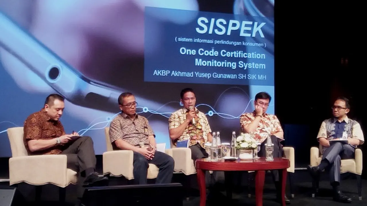  AKBP Akhmad Yusep Gunawan, Wakil Kepala Direktur Kriminal Khusus, Polda Metro Jaya (tengah, memegang mikrofon)