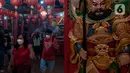 Warga keturunan Tionghoa membawa dupa jelang perayaan Cap Go Meh di Klenteng Hok Lay Kiong Bekasi, Jawa Barat, Sabtu (4/2/2023). Perayaan Cap Go Meh akan digelar dengan pawai atraksi barongsai, patung dewa, hingga naga-naga dengan rute pawai itu dari Jalan Mayor Oking-Lampu Merah Kartini-Juanda-Agus Salim-Jalan Perjuangan-Juanda dan kembali lagi ke Jalan Mayor Oking. (merdeka.com/Imam Buhori)