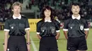 Dari kiri, Linda Black (hakim garis), Claudia de Vasconcelos (wasit) dan Zuo Xiudi (Cina) adalah trio wanita perangkat pertandingan pertama saat memimpin partai perebutan tempat ketiga Piala Dunia Wanita pertama di Cina antara Swedia dan Jerman pada 29 November 1991. (AFP/Tommy Cheng)