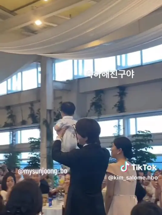 Keluarga kecil ini berjalan beriringan dan tamu undangan tampak ikut berbahagia melihat kebersamaan keluarga kecil yang harmonis ini. (Foto: TikTok/ mysol_khj)