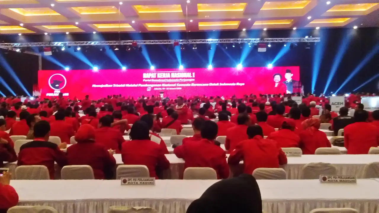 JI Expo Kemayoran Memerah Jelang Pembukaan Rakenas I PDIP