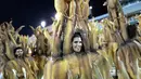 Penampilan sekolah samba Sao Clemente dengan kostum pohon saat perayaan karnaval di Sambadrome, Rio de Janeiro, Brasil, Minggu (11/2). Belasan sekolah samba papan atas mengikuti ajang ini. (AP Photo/Silvia Izquierdo)