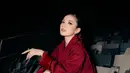 Mahalini Raharja tampil menyala dengan outfit serba merah dari Gucci. Ia kenakan oversized monogram blazer dengan handbag dan sling back platform [@mahaliniraharja]