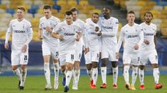 Para pemain Borussia Moenchengladbach merayakan gol yang dicetak oleh Alassane Plea ke gawang Shakhtar Donetsk pada laga Liga Champions di Stadion Olimpiyskiy, Selasa (3/11/2020). Moenchengladbach menang dengan skor 6-0. (AP/Efrem Lukatsky)