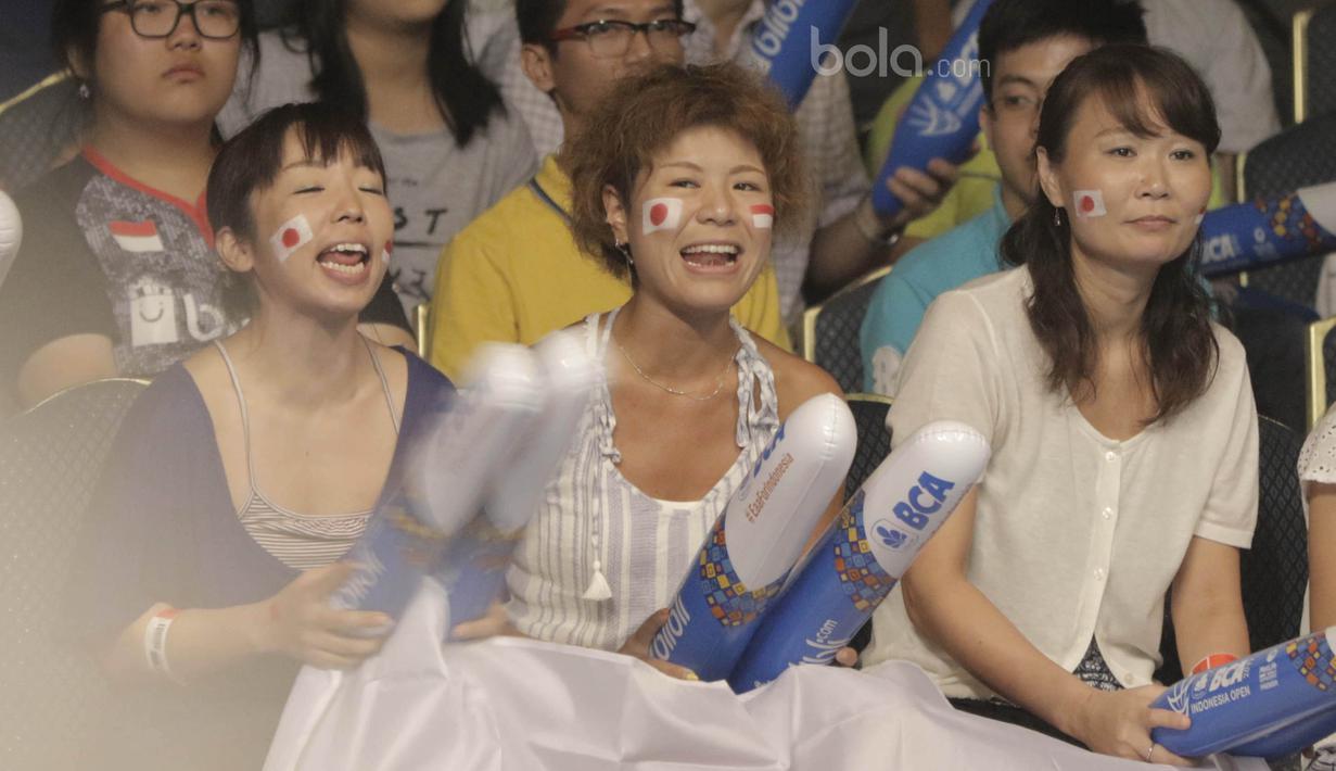 Suporter memberikan dukungan kepada atlet Jepang yang berlaga di Indoneisa Open 2017. Suporter tidak hanya dari Indonesia, melainkan dari negara lain. (Bola.com/M Iqbal Ichsan)