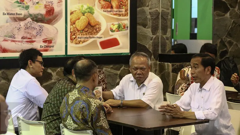 20170208-Gaya Presiden Jokowi dan Sejumlah Menteri Saat Pesan Makanan-Maluku- Faizal Fanani