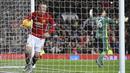 Kapten Manchester United, Wayne Rooney tersenyum saat memungut bola yan dilesakan Juan Mata ke gawang Hull City pada laga semifinal leg pertama PIala Liga Inggris di Old Trafford stadium, Manchester, (10/1/2017). MU menang 2-0. (AP/Rui Vieira)