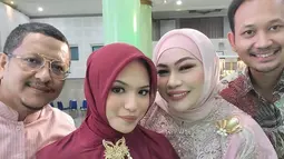 Tasyakuran ini dihadiri oleh keluarga inti, kerabat dekat, serta sejumlah tamu undangan yang turut merasakan kebahagiaan kedua mempelai. Terlihat dari potret acara, ibu Zahwa, Robiatul Adawiyah dan ayah sambung tampil dalam busana yang elegan dan penuh warna, mencerminkan kesakralan sekaligus kebahagiaan dalam acara tersebut. (Liputan6.com/IG/@zahwanadhira)