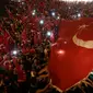 Pendukung Presiden Turki, Tayyip Erdogan mengibarkan bendera nasional mereka ketika berkumpul di Taksim Square, pusat kota Istanbul, Sabtu (16/7). Ratusan warga turun ke jalan untuk merayakan kegagalan kudeta militer di Turki. (REUTERS/Huseyin Aldemir)