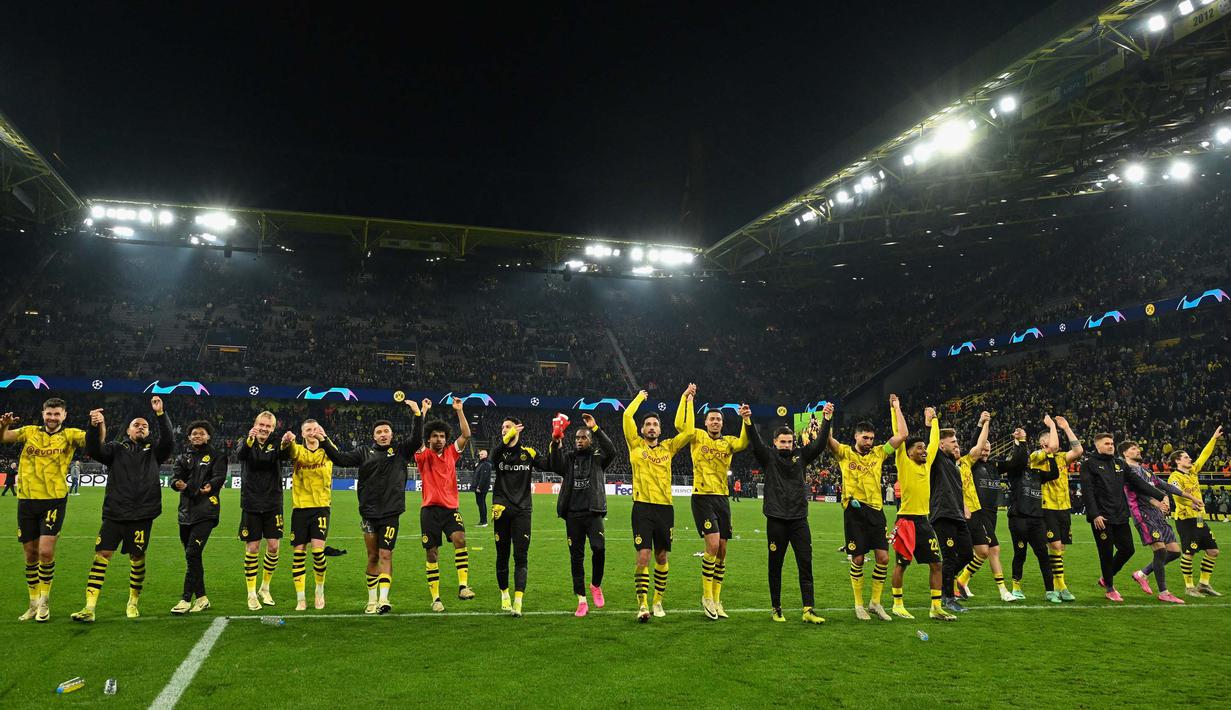 Kemenangan ini memastikan Dortmund meraih tiket berlaga di babak perempat final Liga Champions 2023/2024. (INA FASSBENDER/AFP)
