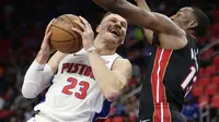 Blake Griffin mencoba memasukkan bola saat Pistons melawan Heat (AP)