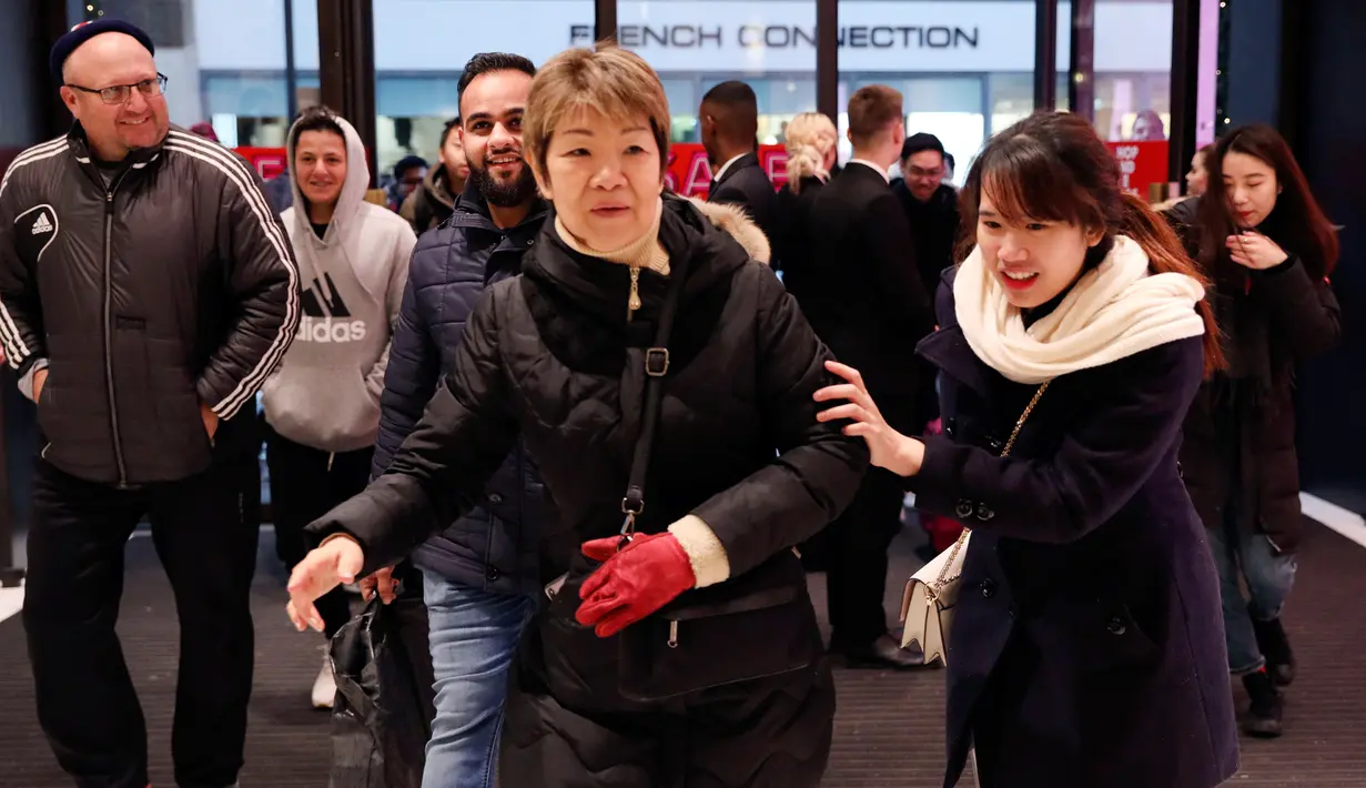 Para calon pembeli memasuki Selfridges untuk berburu barang obral selama Boxing Day di Oxford Street, London, Rabu (26/12). Boxing Day merupakan tradisi hari belanja terbesar tahunan yang dirayakan sehari setelah hari Natal. (Isabel Infantes/PA via AP)