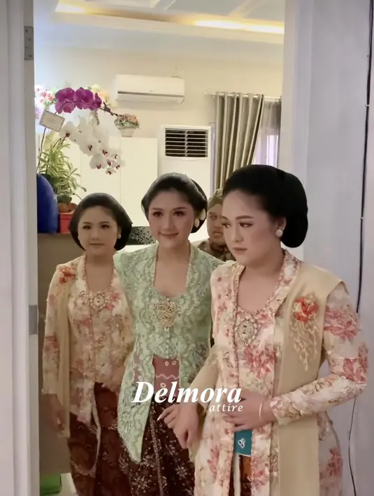Sementara Erina memakai kebaya kutubaru hijau yang memancarkan pesona ayu calon pengantin perempuan. [@delmoraattire]