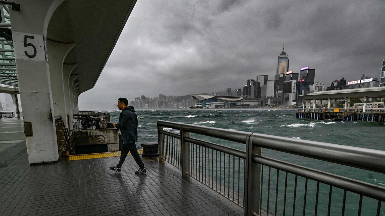FOTO: Topan Wipha Lumpuhkan Hong Kong, Peringatan Tertinggi Diberlakukan
