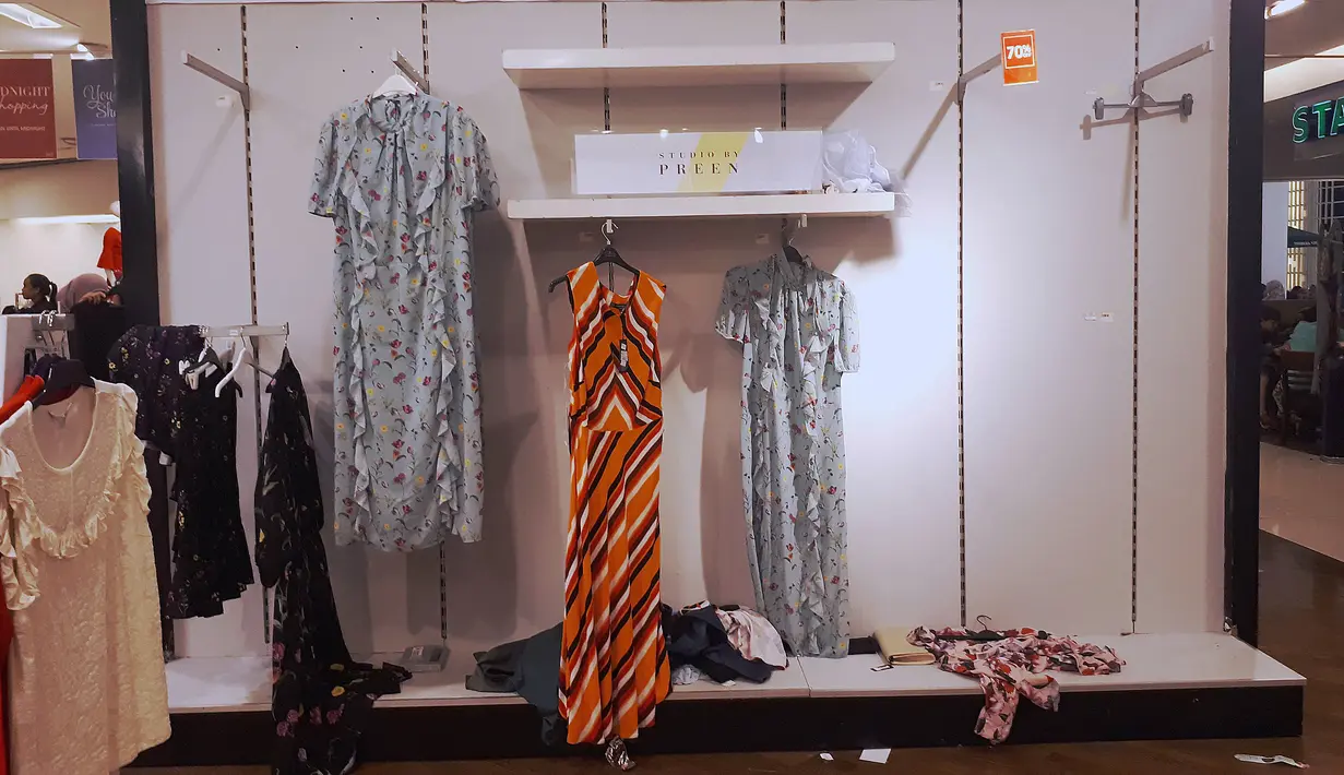 Sejumlah baju yang masih dipajang saat midnight sale di gerai Debenhams, Senayan City, Jakarta, Sabtu (30/12). Tutupnya gerai Debenhams karena perubahan gaya berbelanja masyarakat. (Liputan6.com/Fery Pradolo)