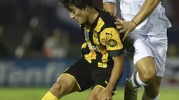 Gelandang Penarol, Facundo Pellistri mengontrol bola dari kawalan pemain Nacional, Rafael Garcia pada pertandingan final turnamen Uruguay Clausura di stadion Centenario di Montevideo, pada 11 Desember 2019. Facundo Pellistri didatangkan the Red Devils dari klub Uruguay Penarol. (AFP/Eitan Abramov