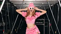 Lisa BLACKPINK dengan busana serba pink bertema Boneka Labubu. (dok. Instagram @lalalalisa_m/https://www.instagram.com/p/DNozd2_T2DT/?img_index=8&amp;igsh=emhyeTluYmxuZDRh/Sabrina Aulia Putri)