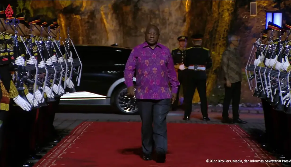 Dilansir Setneg, Indonesia memang telah menyiapkan wastra nusantara sebagai cenderamata. Selain Kain Tenun Ikat Catri Klungkung Bali, ada pula kain Batik Tiga Negeri Pekalongan.