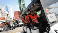 Presiden Jokowi meninjau New Priok Container Terminal (NPCT) 1, Pelabuhan Tanjung Priok, Jakarta, (13/9). Terminal diproyeksikan dapat melayani kapal petikemas berkapasitas I3.000-15.000 TEUs dengan bobot di atas 150.000 DWT. (Liputan6.com/Faizal Fanani)
