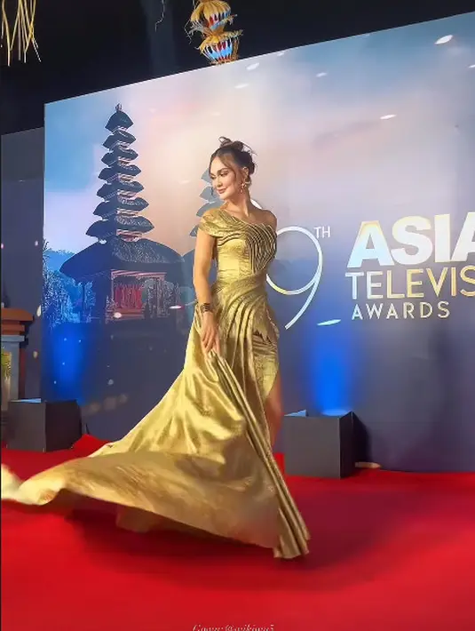 Agar tampilannya makin grande, gaun Luna Maya tersebut memiliki train emas yang megah [@lunamaya]