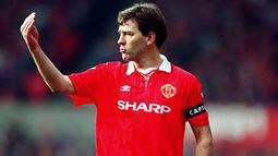 1. Bryan Robson (1982-1994), mungkin banyak pemain MU lain yang meraih gelar lebih banyak dari yang dihasilkan gelandang asal Inggris ini. Namun dirinya merupakan simbol inspirasi kebangkitan Setan Merah. (www.whoateallthepies.tv) 