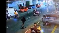 Tangkapan layar CCTV aksi brutal geng motor bersenjata yang bikin resah warga Makassar. (Liputan6.com/ Fauzan)