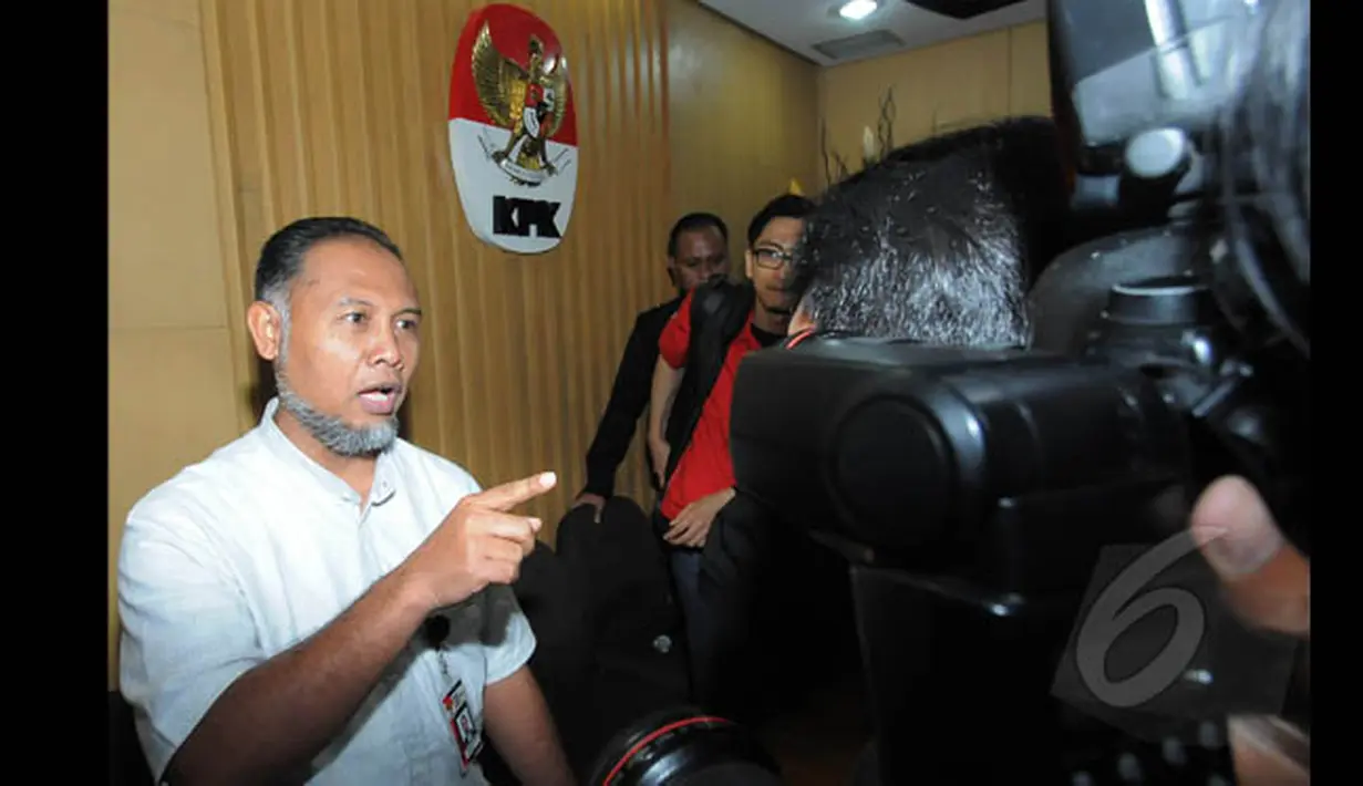 Wakil Ketua KPK, Bambang Widjojanto usai menggelar jumpa pers terkait pengunduran diri sementara dari jabatannya sebagai Komisioner KPK, Jakarta, Senin (26/1/2015). (Liputan6.com/Herman Zakharia)
