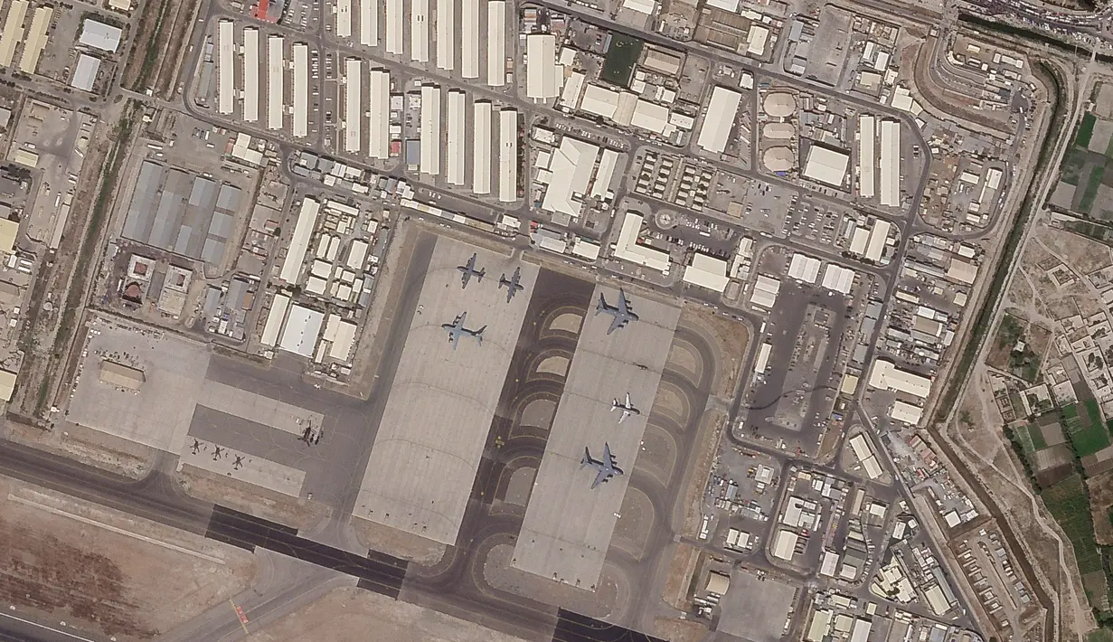 Foto satelit menunjukkan lalu lintas yang berusaha mencapai sisi sipil Bandara Internasional Kabul, Selasa (17/8/2021).  Taliban membersihkan sisi sipil bandara Selasa dan mengontrol akses ke sana. (Planet Labs Inc. via AP)