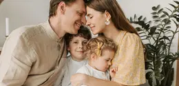 Ciptakan lingkungan rumah yang penuh tawa dan minim tekanan agar anak bisa mengeksplorasi dunia anak dengan hati yang lebih tenang. [Dok/Pexels.com/Vlada Karpovich].