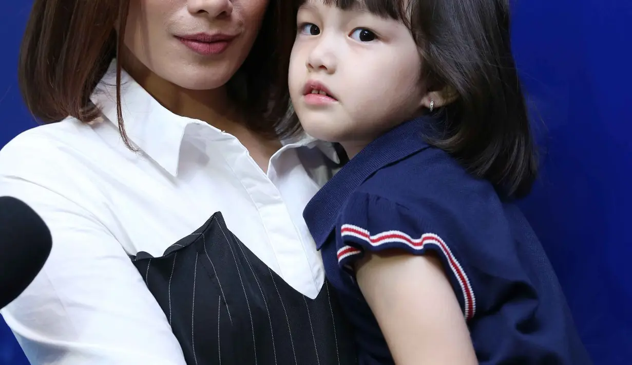 Terutama sebagai seorang ibu, Ussy harus bisa mencontohkan yang terbaik untuk anak-anaknya. (Nurwahyunan/Bintang.com)