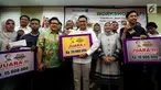 Ketua Umum DPP Partai Kebangkitan Bangsa (PKB) Muhaimin Iskandar (ketiga kiri) melakukan foto bersama bersama pemenang PKB Movie Awards saat acara Penyerahan Hadiah Pemennagg PKB Movie Award 2017 di Fraksi PKB, Jakarta (20/9). (Liputan6.com/JohanTallo)
