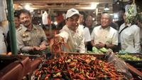 Menteri Perdagangan Agus Suparmanto (tengah) dan Menteri Pertanian Syahrul Yasin Limpo (kiri) memeriksa cabai saat inspeksi mendadak (sidak) ke Pasar Senen, Jakarta, Senin (3/2/2020). Sidak dilakukan untuk memantau harga bahan pokok yang dijual pedagang. (merdeka.com/Iqbal Nugroho)