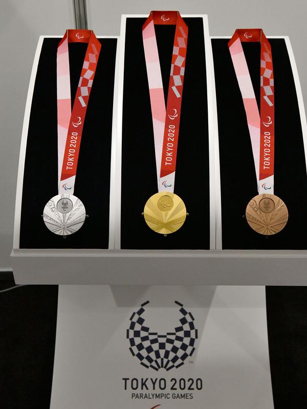 Medali perak, emas, dan perunggu Paralimpiade Tokyo 2020 ditampilkan saat Chef de Mission Seminar bersama Komite Paralimpiade Nasional masing-masing negara di Tokyo, Jepang, Selasa (10/9/2019). Medali Paralimpiade Tokyo 2020 dibuat ramah untuk atlet tunanetra. (Toshifumi Kitamura/AFP)