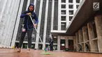 Pekerja wanita membersihkan lantai dalam rangka program Ramadan Tanpa Batas di Masjid Istiqlal, Jakarta, Kamis (15/06). Sebanyak 150 mitra Go-Clean dan driver Go-Jek bergotong royong membersihkan masjid. (Liputan6.com/Fery Pradolo)