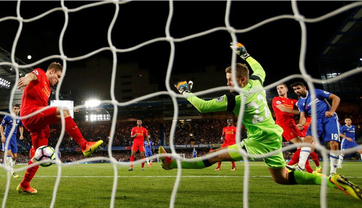 Striker Chelsea, Diego Costa (kanan), mencetak gol balasan ke gawang Liverpool pada laga Premier League di Stamford Bridge, London, Sabtu (17/9/2016) dini hari WIB. Liverpool menang 2-1 atas Chelsea. (Action Images via Reuters/John Sibley)