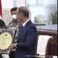 Presiden Joko Widodo (Jokowi) menerima langsung Penghargaan dari International Rice Research Institute (IRRI) kepada Pemerintah Republik Indonesia. (Kredit foto: tangkapan layar Youtube Biro Sekretariat Presiden)