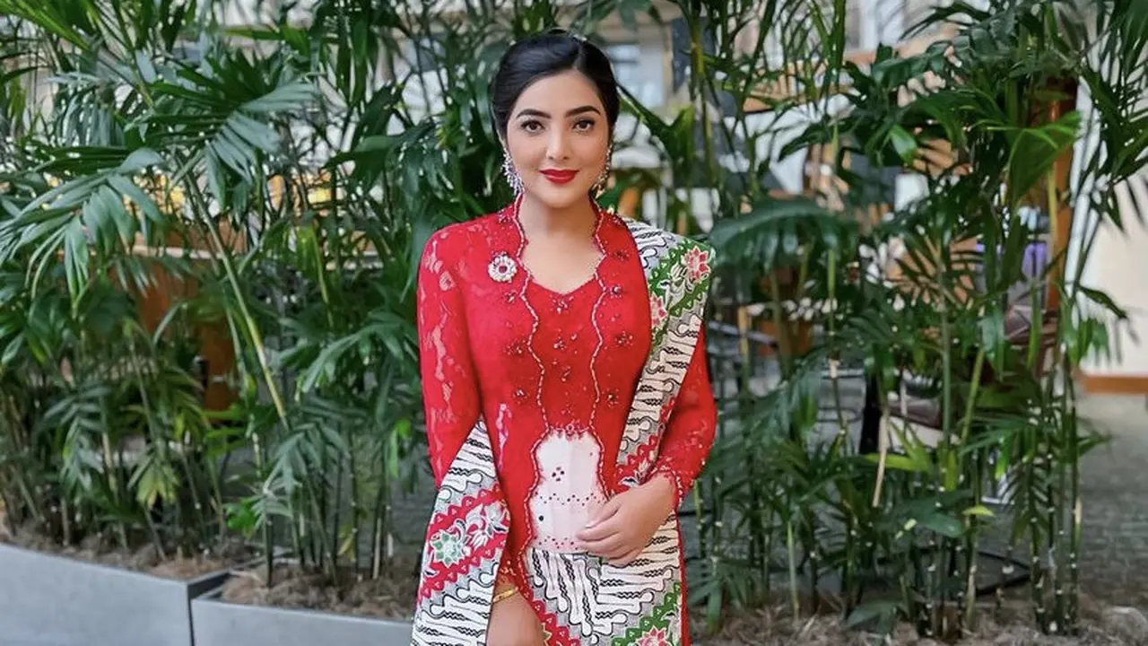 Ashanty tampil elegan dengan kebaya saat temani Arsy kompetisi nyanyi internasional